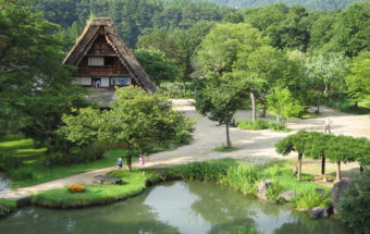 岐阜県白川村が合掌造り家屋を保存するために造った、まるで合掌造り集落のような施設。自然を愛する日本人の暮らしの原風景を体験できる！『野外博物館 合掌造り民家園』
