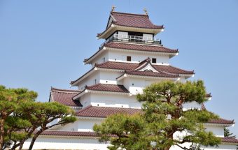 赤瓦をまとった日本で唯一の天守閣は独特の存在感を放つ。さまざまな感慨を呼び起こす、会津の歴史を伝える『鶴ヶ城』
