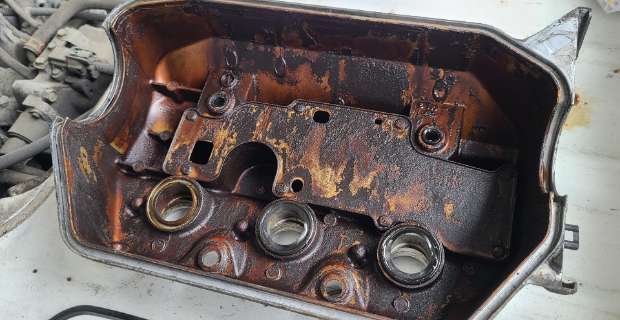 イメージ：エンジン内の汚れ、部品の劣化