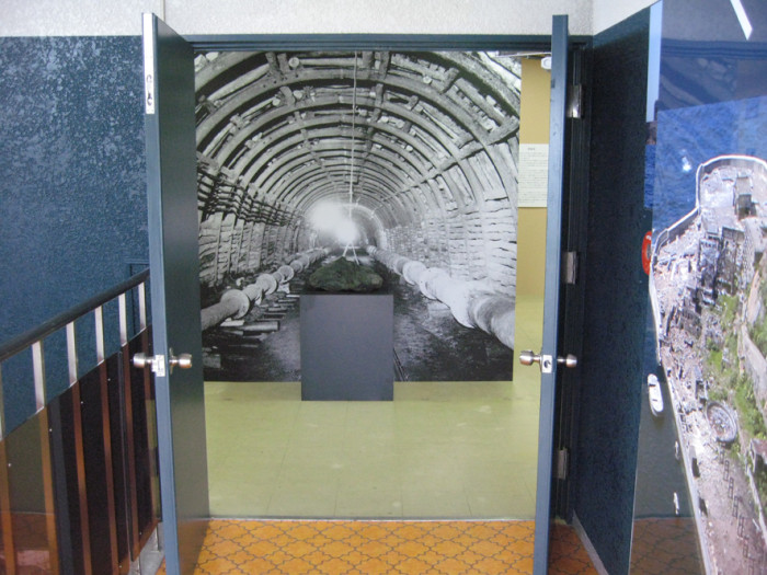軍艦島資料館の入口（炭鉱内に入っていくイメージです）