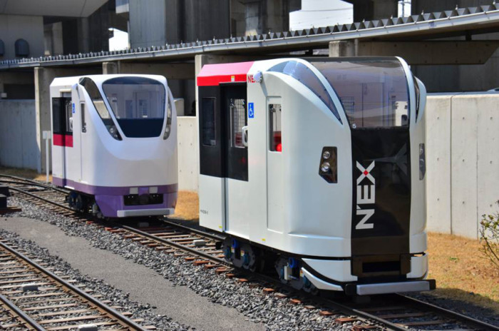 ミニ運転列車E259系成田エクスプレス(右手前)とE657系ひたち(左奥)