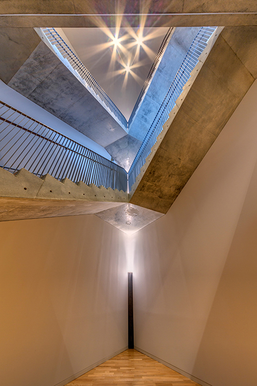秋田県立美術館 階段室(三角階段)