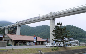 兵庫県の日本海側、山陰海岸ジオパークのドライブ拠点。歴史的な余部鉄橋を活用した展望施設『空の駅』からの眺望がすばらしい！『道の駅 あまるべ』