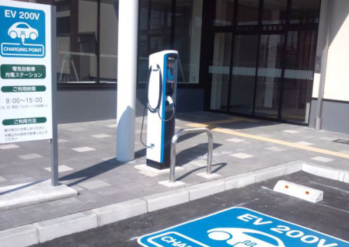 柏崎市内の銀行の駐車場に設置された充電器