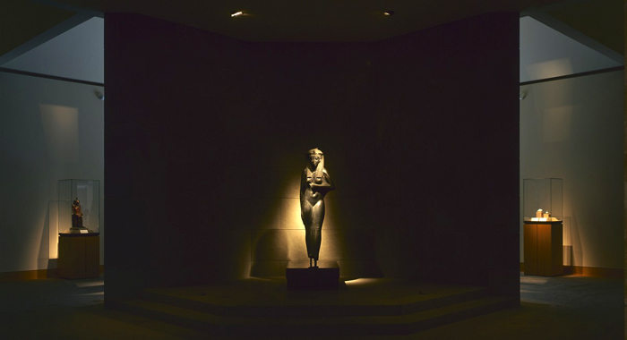 エジプト展示室 女神立像