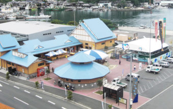 愛媛県西予市にある“海の駅”。新鮮な海の幸・山の幸を楽しめる『みかめ海の駅 潮彩館（しおさいかん）』