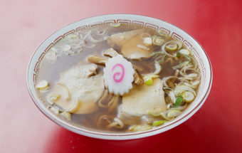 日本三大ラーメンの一つ、福島県喜多方の『喜多方ラーメン』。その真骨頂ともいえる『支那そば』を食すなら、あっさりながらコクがある黄金スープで人気の『坂内食堂（ばんないしょくどう）』