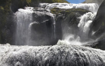 茨城県北西部、奥久慈にある大子町（だいごまち）。ここに、かの西行法師も感嘆した名瀑あり！『袋田の滝』