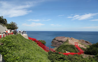 日本海に向かって立ち並ぶ123基の真っ赤な鳥居は、まさにフォトジェニック！アメリカの放送局CNNが「日本の最も美しい場所31選」の一つに選出した山口県長門市にある『元乃隅神社』