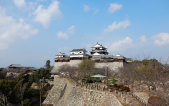 松山市の中心部に威風堂々と構える美しい天守と、いくつもの歴史ある城郭建築を今に残す『松山城』