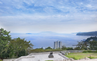 温泉地・熱海の高台に建ち、東洋美術を中心に約3500点をコレクション。2017年のリニューアルオープンでよりアトラクティブに変身した『MOA（エムオーエー）美術館』