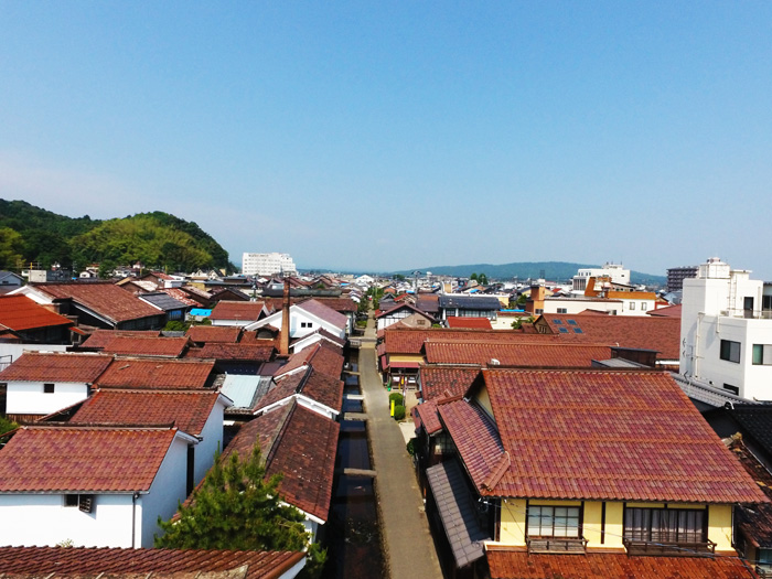 鳥取県倉吉市でいにしえ探訪。赤い瓦に白い漆喰壁の町並みが連なる ...