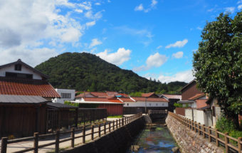 鳥取県倉吉市でいにしえ探訪。赤い瓦に白い漆喰壁の町並みが連なる『白壁土蔵群』