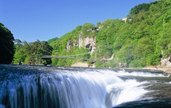 『東洋のナイアガラ』と呼ばれる、群馬県沼田市にある『吹割の滝』は、川面に入って滝の上から流れ落ちる滝の様を観ることができる!!