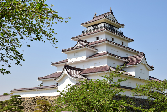 赤瓦をまとった日本で唯一の天守閣は独特の存在感を放つ。さまざまな 