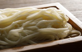 日本三大うどんの一つ『氷見うどん』を製麺会社直営店で味わおう！『ばち麺コロッケ』も好評！『うどん茶屋 海津屋』
