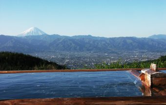 「何もない!?」「いえいえ、すごいものがある!!」……山梨市の小高い山の上にある、「日本一の絶景露天風呂」と評判の『ほったらかし温泉』