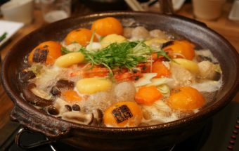 新鮮な魚介類と皮ごと焼いた温州みかんを鍋で味わう！山口県周防大島の『みかん鍋』