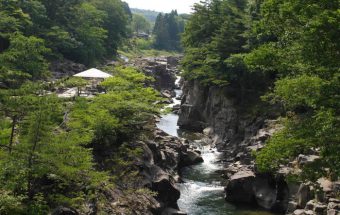 磐井川の清流と岩がまるで水墨画のようなシーンを見せてくれる「厳美渓（げんびけい）」