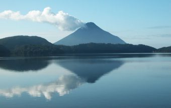 花に囲まれた九州最大の湖「池田湖」は謎の巨大生物イッシーでも有名!?