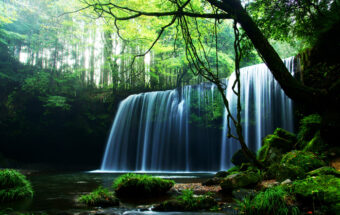 熊本県の北端部・小国町にある繊細で美しい水のカーテン「鍋ヶ滝」