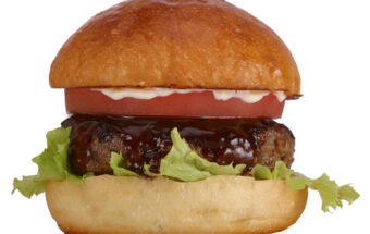 佐世保バーガーを食べるなら、精肉店が経営するメリットを活かし長崎和牛100％を使ったクオリティの高いパティが自慢の「バーガーショップあいかわ」！