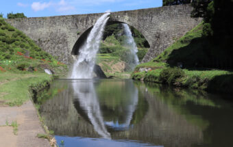 江戸時代に造られた石造アーチ橋から落ちる滝のような放水シーンは必見！「通潤橋（つうじゅんきょう）」