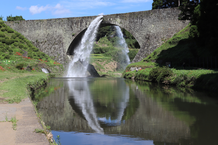 江戸時代に造られた石造アーチ橋から落ちる滝のような放水シーンは必見 通潤橋 つうじゅんきょう ロータスタウン クルマとあなたをつなぐ情報サイト