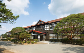 長い歴史を持つ日本最大級の木造校舎を観光施設にリニューアルした「萩・明倫学舎」