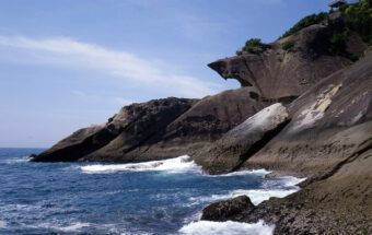 昔は鬼のすみか!?熊野灘の岸壁に生み出されたさまざまな洞窟・海蝕洞「鬼ヶ城」