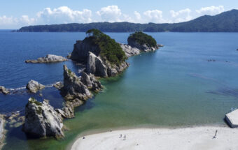 自然でありながら日本庭園のような景観美と透明度の高い海岸を誇る「浄土ヶ浜」
