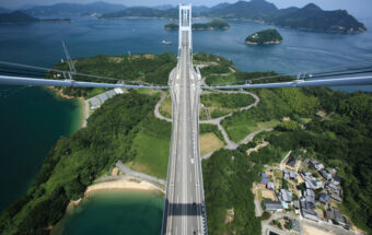 海を渡る「三連吊り橋」をドライブ＆眺める！「来島海峡大橋と絶景スポット」