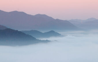 「霧の都」京都府亀岡市で雲海を眺めることができる「かめおか霧のテラス」