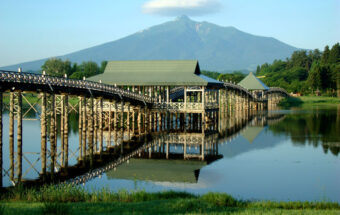 津軽富士見湖に架かる日本一長い木造の三連太鼓橋「鶴の舞橋」