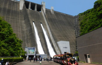 大迫力の観光放流を見ることができる「宮ヶ瀬ダム」