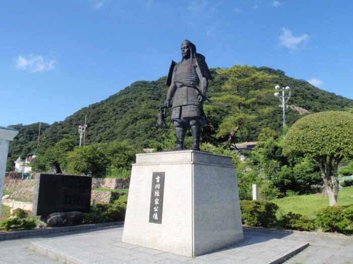 吉川経家公像と鳥取城